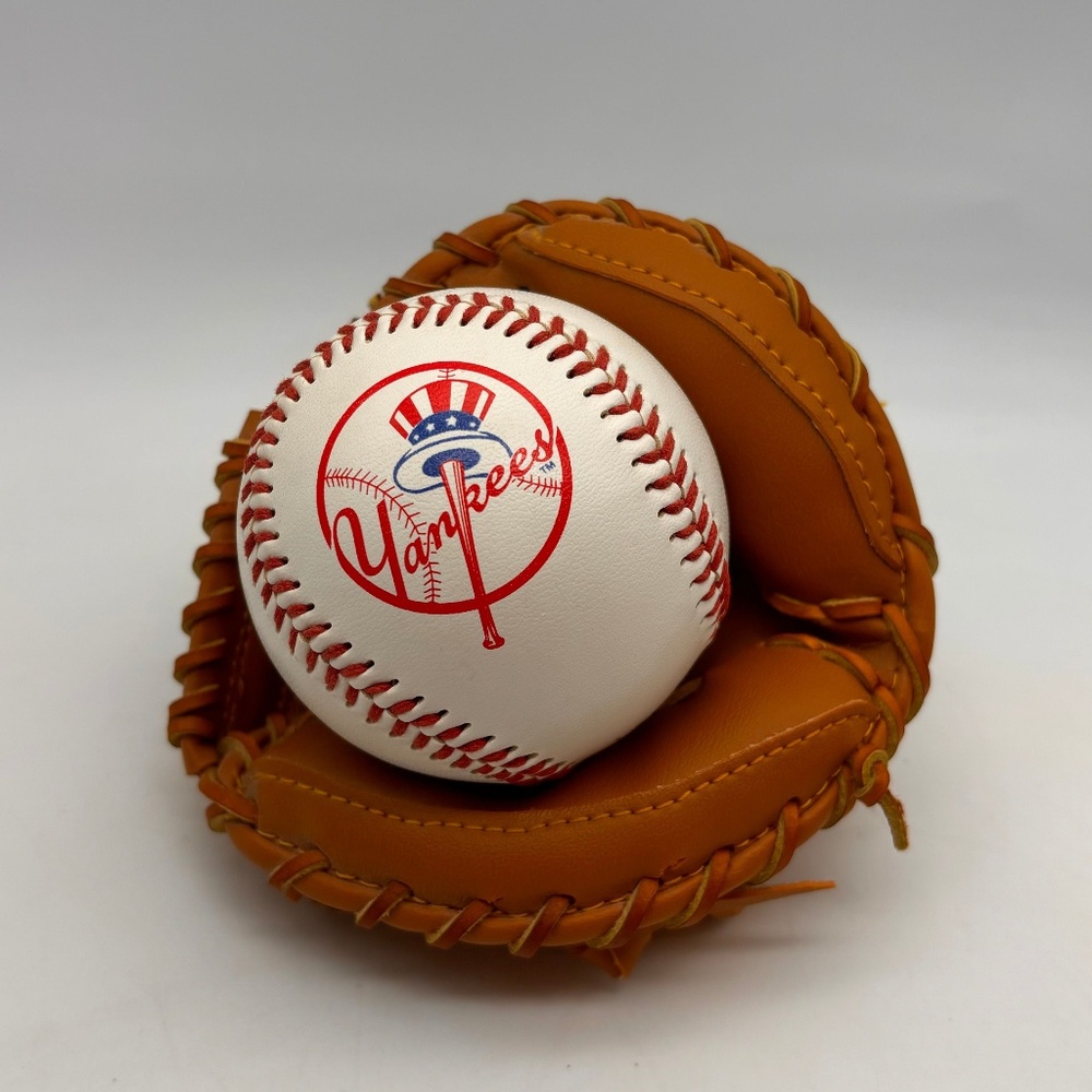 Vintage New York Yankees Retro Logo Baseball and Glove Fotoball Sports